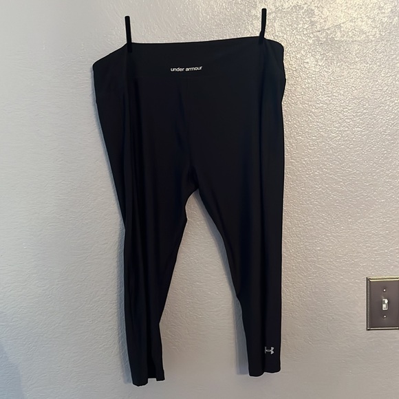 Under Armour black cropped size large leggings. Gently used, in great condition - Picture 3 of 4